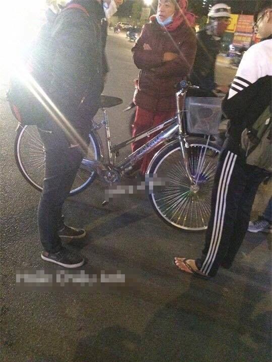 Vụ tai nạn hài hước trên phố Hà Nội: SH vỡ đầu xe, xe đạp vẫn lành lặn - Ảnh 2.