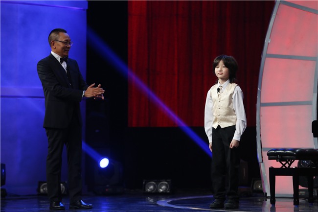 Cậu bé 8 tuổi khiến MC Lại Văn Sâm sửng sốt với màn bịt mắt chơi nhạc hay thần sầu-1