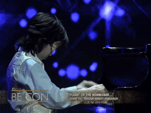 Cậu bé 8 tuổi khiến MC Lại Văn Sâm sửng sốt với màn bịt mắt chơi nhạc hay thần sầu-2