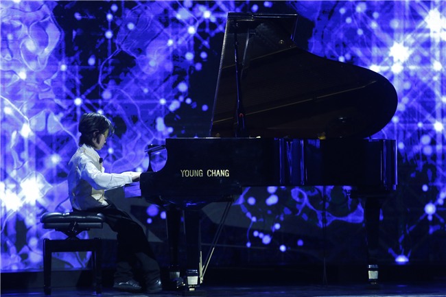 Cậu bé 8 tuổi khiến MC Lại Văn Sâm sửng sốt với màn bịt mắt chơi nhạc hay thần sầu-3