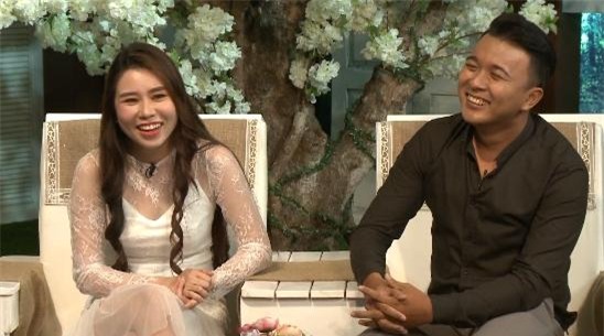 yeu la cuoi: cai ket bat ngo cua chang trai gia say, dat "chi" vao rap chieu phim hon moi - 1