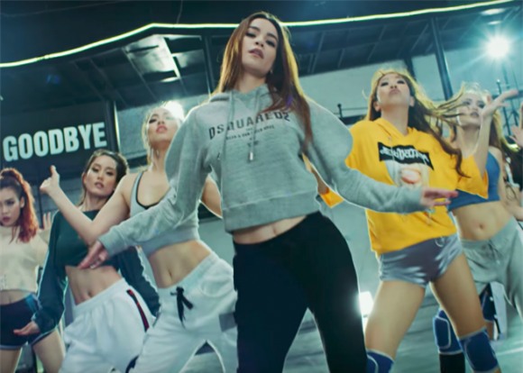 Cứ nghĩ Hà Hồ là phải diện hàng hiệu tiền tấn, nhưng ở MV mới nhất lại không hề - Ảnh 7.