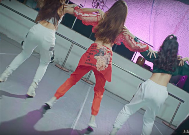 Cứ nghĩ Hà Hồ là phải diện hàng hiệu tiền tấn, nhưng ở MV mới nhất lại không hề - Ảnh 9.