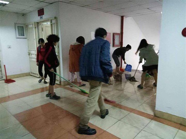 Hà Nội: Không kịp mặc áo ấm, người dân vội vàng ôm con tháo chạy khỏi tòa nhà 17 tầng đang bốc cháy