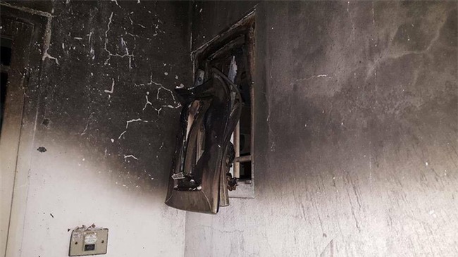 Hà Nội: Không kịp mặc áo ấm, người dân vội vàng ôm con tháo chạy khỏi tòa nhà 17 tầng đang bốc cháy