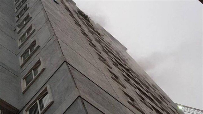 Hà Nội: Không kịp mặc áo ấm, người dân vội vàng ôm con tháo chạy khỏi tòa nhà 17 tầng đang bốc cháy