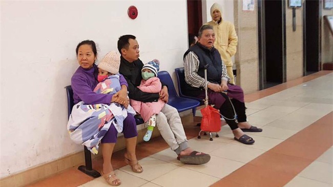 Hà Nội: Không kịp mặc áo ấm, người dân vội vàng ôm con tháo chạy khỏi tòa nhà 17 tầng đang bốc cháy