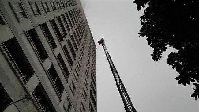 Hà Nội: Không kịp mặc áo ấm, người dân vội vàng ôm con tháo chạy khỏi tòa nhà 17 tầng đang bốc cháy