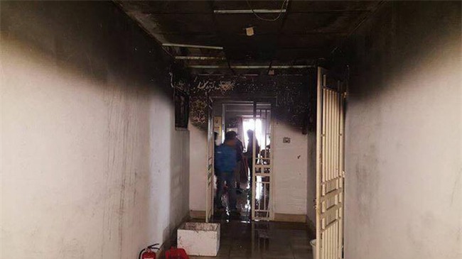 Hà Nội: Không kịp mặc áo ấm, người dân vội vàng ôm con tháo chạy khỏi tòa nhà 17 tầng đang bốc cháy