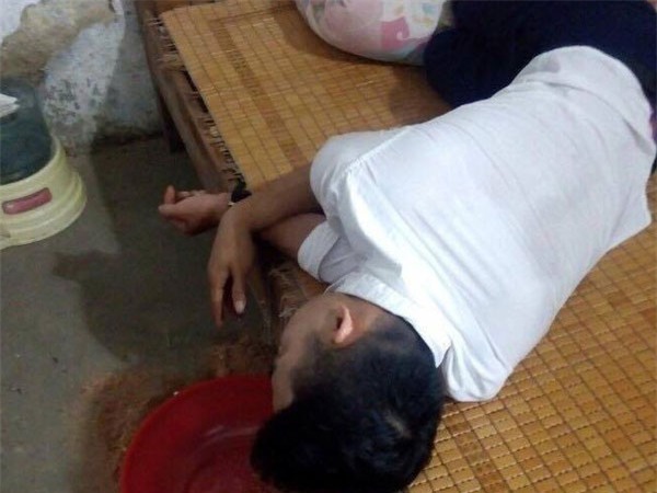 Lần đầu về ra mắt nhà người yêu, chàng trai khiến bố vợ tương lai rút điếu cày cố thủ