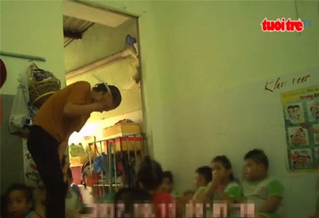 Phụ huynh phẫn nộ trước clip cô giáo bạo hành dã man, cầm dao dọa các bé mầm non ở Sài Gòn - Ảnh 3.