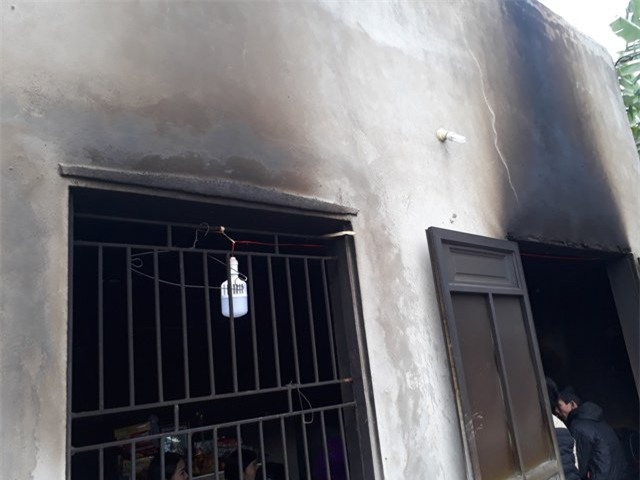 ngoi nha boc chay khi 3 anh em o nha, be 4 tuoi chet thuong tam - 1