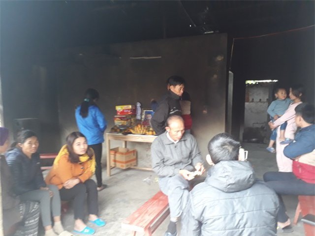 ngoi nha boc chay khi 3 anh em o nha, be 4 tuoi chet thuong tam - 3