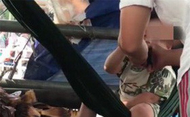 Nhóm người châm lửa và cổ vũ bé trai hút thuốc lá gây phẫn nộ cộng đồng mạng