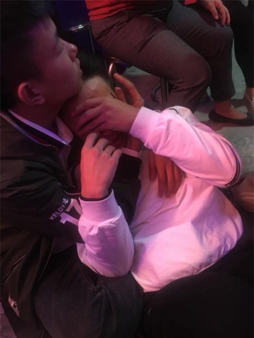 Nhóm bạn toàn con trai tình cảm ‘nhất hệ mặt trời’: Bạn thất tình vừa khóc vừa hát, tất cả cùng khoác vai an ủi - Ảnh 2.