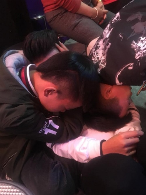 Nhóm bạn toàn con trai tình cảm ‘nhất hệ mặt trời’: Bạn thất tình vừa khóc vừa hát, tất cả cùng khoác vai an ủi - Ảnh 3.