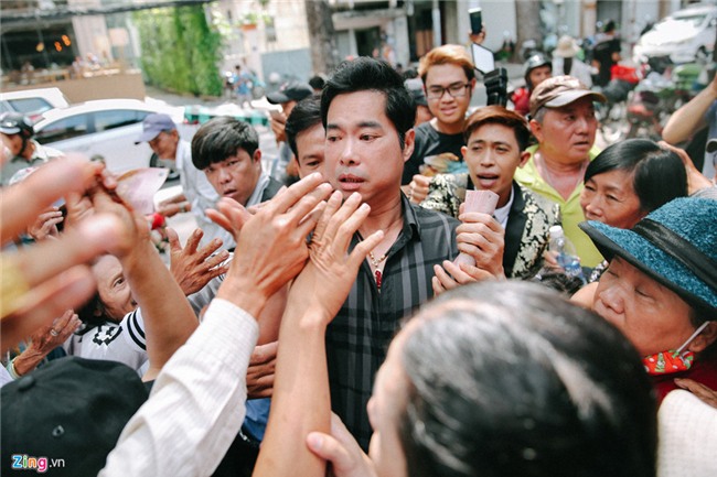 Người dân khóc lóc, chen lấn để nhận gạo, tiền ở biệt thự của Ngọc Sơn