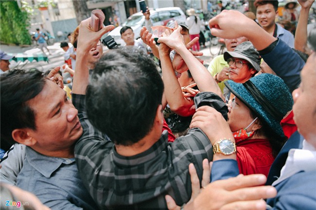 Người dân khóc lóc, chen lấn để nhận gạo, tiền ở biệt thự của Ngọc Sơn