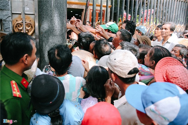 Người dân khóc lóc, chen lấn để nhận gạo, tiền ở biệt thự của Ngọc Sơn