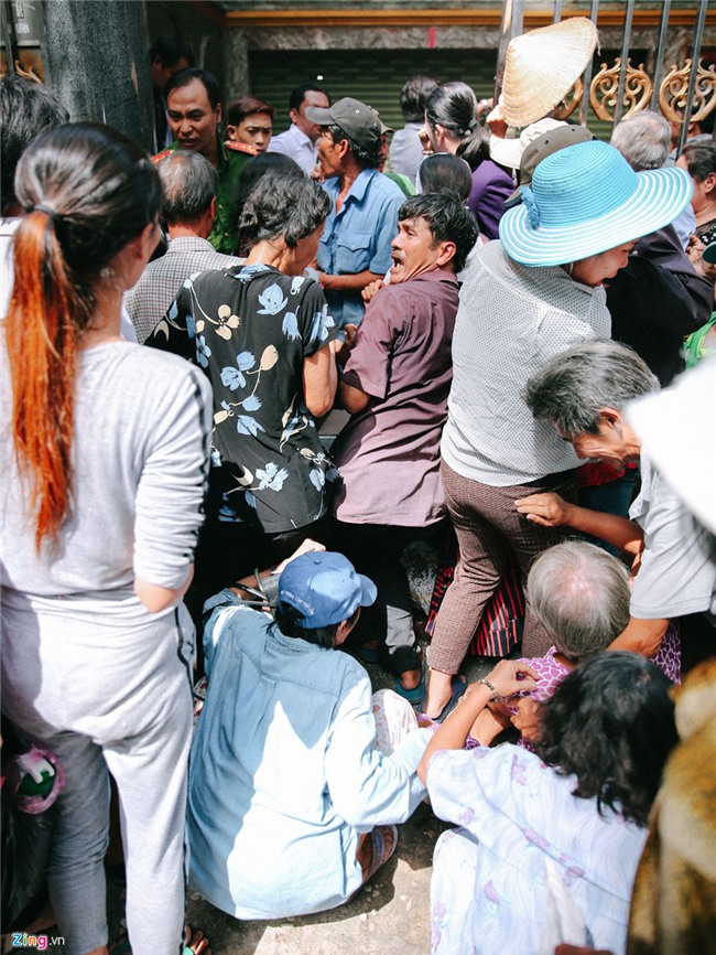 Người dân khóc lóc, chen lấn để nhận gạo, tiền ở biệt thự của Ngọc Sơn