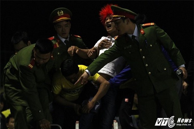 Video: Xe cứu hỏa giải cứu CĐV Thanh Hóa bị cọc sắt đâm xuyên chân - Ảnh 3.