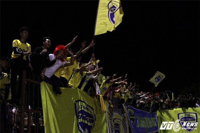 Video: Xe cứu hỏa giải cứu CĐV Thanh Hóa bị cọc sắt đâm xuyên chân - Ảnh 7.