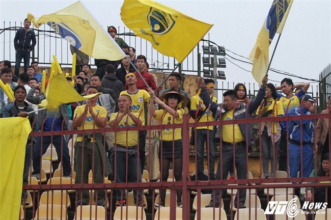 Video: Xe cứu hỏa giải cứu CĐV Thanh Hóa bị cọc sắt đâm xuyên chân - Ảnh 8.