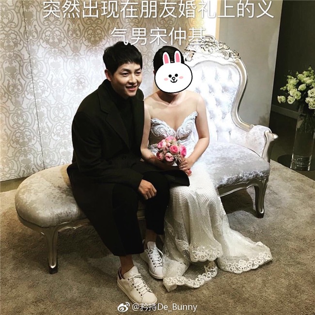 Gần 1 tháng sau kết hôn, Song Joong Ki béo ra trông thấy, xuất hiện rạng rỡ tại đám cưới người bạn thân - Ảnh 1.