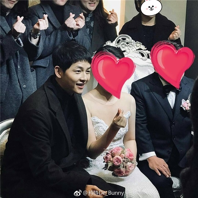 Gần 1 tháng sau kết hôn, Song Joong Ki béo ra trông thấy, xuất hiện rạng rỡ tại đám cưới người bạn thân - Ảnh 2.
