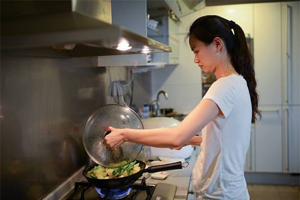 Buổi đầu đến ra mắt mẹ người yêu, cô gái ấm ức vì bị mắngở nhà không ai dạy xới cơm à? - Ảnh 3.