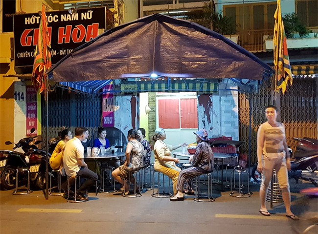 Gia canh ngheo kho cua be trai nghi bi bao ve dan pho sat hai hinh anh 1