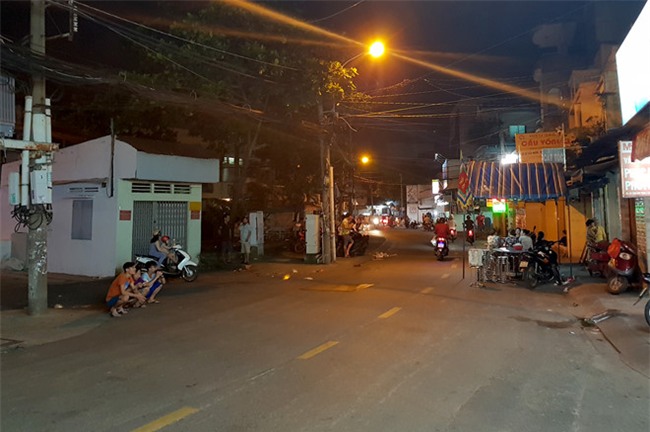 Gia canh ngheo kho cua be trai nghi bi bao ve dan pho sat hai hinh anh 4