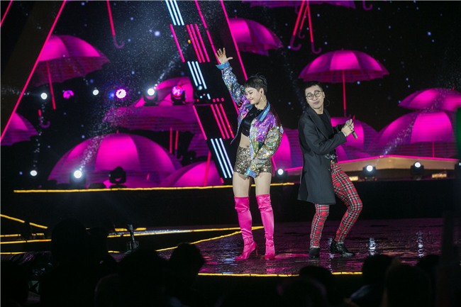 Miu Lê càng ngày càng khác lạ từ gương mặt cho đến gu thời trang xấu thảm-4