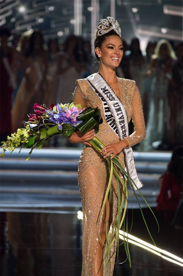 Bạn có nhận ra đây là Tân Hoa hậu Hoàn vũ không? Hình ảnh ở đêm chung kết chính là do cô ấy bị lớp makeup hại đấy! - Ảnh 1.