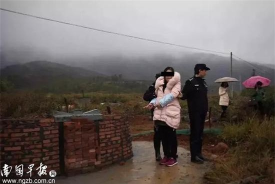 Bé trai 7 tuổi bị bạn gái của bố bắt cóc và sát hại khi đi học về - Ảnh 1.