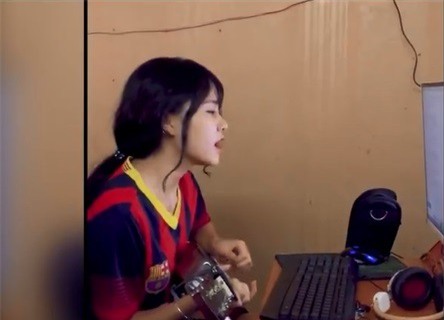 500 anh em vội ‘xin link’ hot girl Barca vừa đàn vừa hát trong quán net - Ảnh 2.