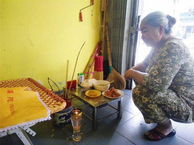 Vụ bé trai 6 tuổi bị bảo vệ tổ dân phố cắt cổ tử vong: Con ơi, con đâu rồi về với ngoại đi mà