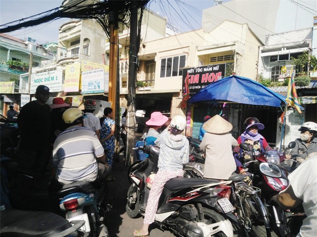 Vụ bé trai 6 tuổi bị bảo vệ tổ dân phố cắt cổ tử vong: Con ơi, con đâu rồi về với ngoại đi mà