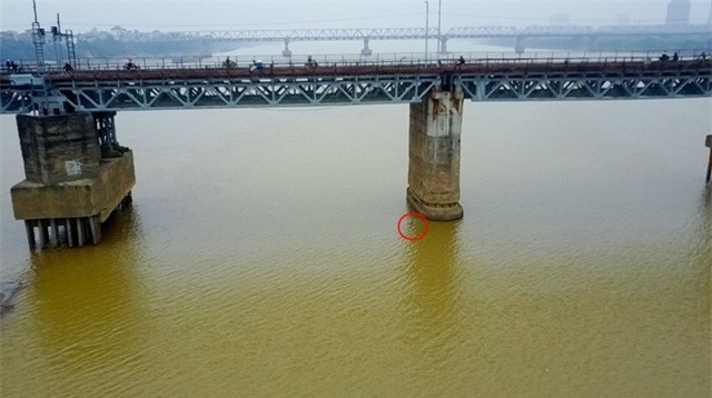 Quả bom dưới chân cầu Long Biên sẽ được xử lý như thế nào?
