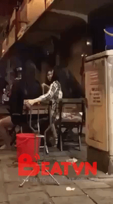 Giữa quán, cô gái tức giận cầm chai bia đập vào đầu em gái xã hội vì ghen tuông  - Ảnh 1.