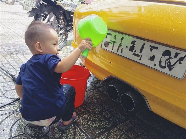 Cách đây vài tháng, Thu Thuỷ mới chia sẻ cận cảnh con trai mình lên mạng xã hội. Theo đó, cô tiết lộ cậu bé rất mê xe giống như ông xã cô. - Tin sao Viet - Tin tuc sao Viet - Scandal sao Viet - Tin tuc cua Sao - Tin cua Sao