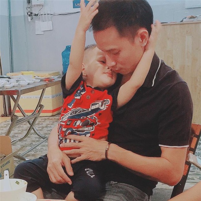 Theo bật mí của Thu Thủy với bạn bè, thì bé có khuôn mặt giống hệt ba (cô còn nói vui rằng mình đã 