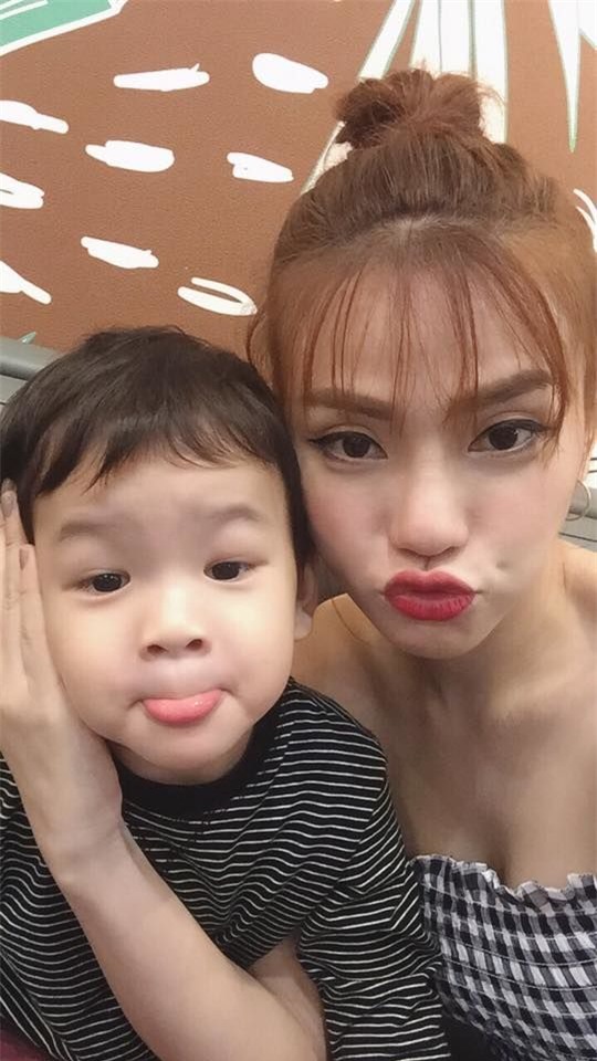 Qua những hình ảnh được hé lộ, người hâm mộ cũng phần nào thấy được sự đáng yêu và dễ thương của bé. - Tin sao Viet - Tin tuc sao Viet - Scandal sao Viet - Tin tuc cua Sao - Tin cua Sao