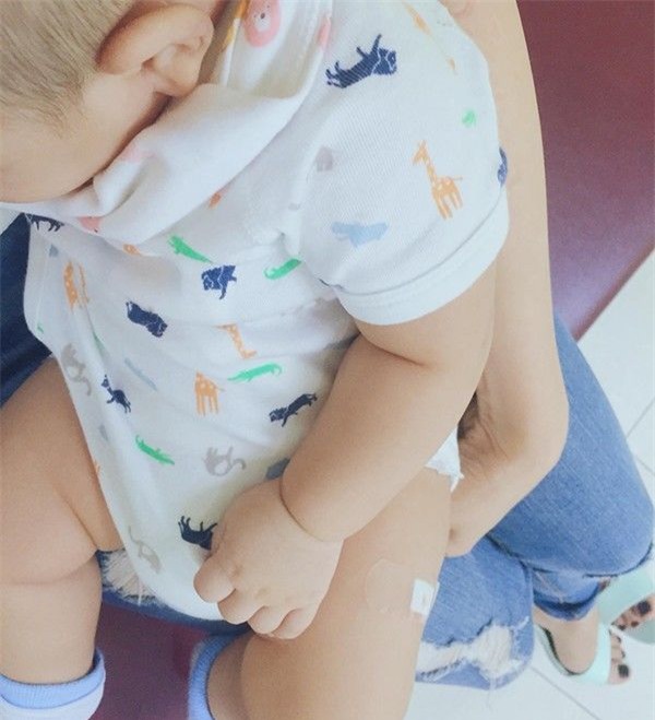 Đây là hình ảnh đầu tiên của quý tử nhà nữ ca sĩ khi cậu vừa được vài tháng tuổi. Cậu bé được ba mẹ đặt tên là Lạc Gia. - Tin sao Viet - Tin tuc sao Viet - Scandal sao Viet - Tin tuc cua Sao - Tin cua Sao