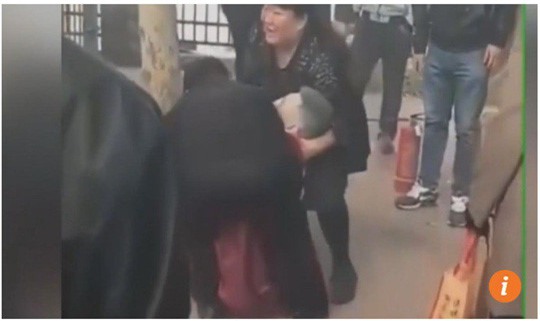 Nha trai pha nat cua kinh khien dan phu dau bi thuong trong dam cuoi hinh anh 2