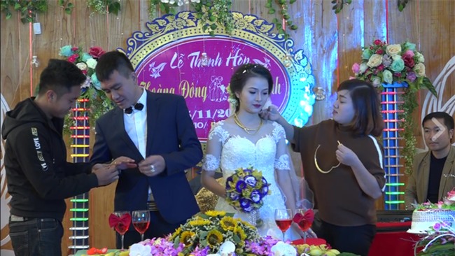 Cặp đôi được tặng nhiều vàng trong ngày cưới đến nỗi đủ mở cả tiệm trang sức - Ảnh 2.