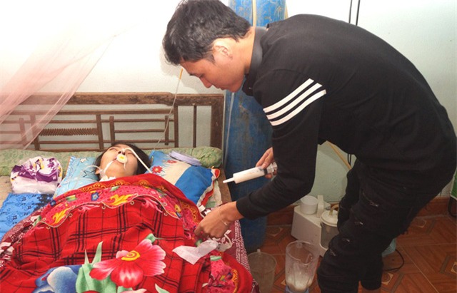 Rơi nước mắt trước cảnh con 3 tháng tuổi khát sữa bên người mẹ sắp lìa trần