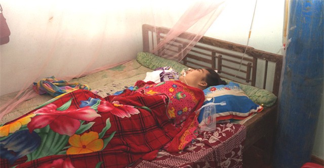 Rơi nước mắt trước cảnh con 3 tháng tuổi khát sữa bên người mẹ sắp lìa trần