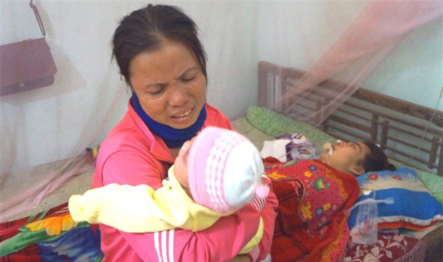 Rơi nước mắt trước cảnh con 3 tháng tuổi khát sữa bên người mẹ sắp lìa trần
