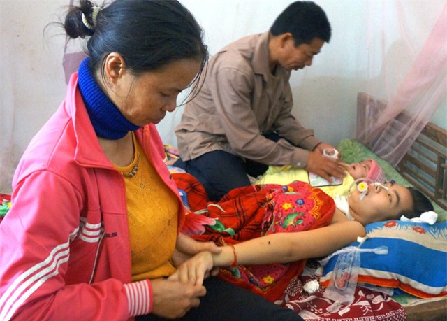 Rơi nước mắt trước cảnh con 3 tháng tuổi khát sữa bên người mẹ sắp lìa trần